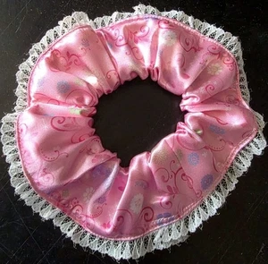 Scrunchie de pelo satinado con encaje alrededor Scrunchies de Sherry Nuevo - Imagen 1 de 1