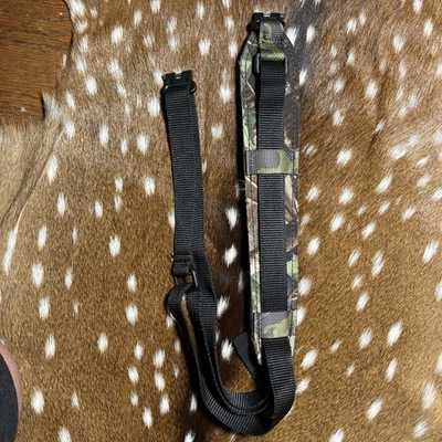 Eslinga de nailon acolchada Winchester conexión exterior madera dura Realtree con pivotes Foto 1 de 4