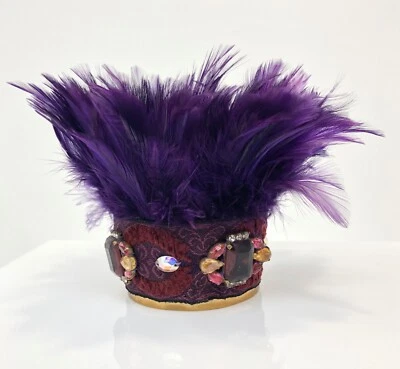 ÚNICO Brazalete Brazalete Arte Collage Hecho a Mano Cinta Pluma Púrpura Estrás Foto 1 de 4