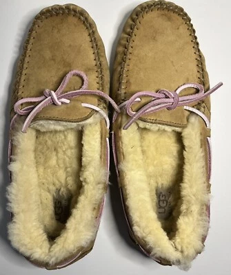 Zapatilla mocasín UGG Dakota para mujer, talla 9- marrón Foto 1 de 4