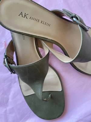 Сандалии ANNE KLEIN ** 9,5 М * оливковый зеленый/серебро пряжка * 1,5» каблук * - Изображение 1 из 4