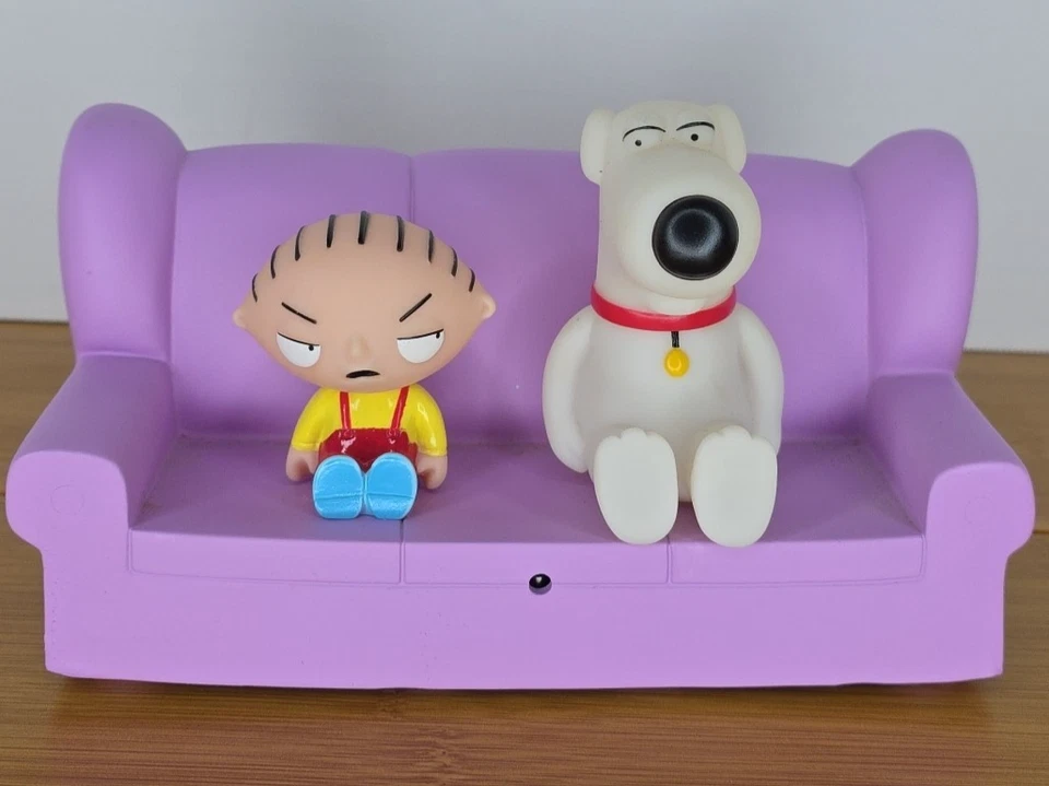 FAMILY CHICO TV HABLANTES TELEVISIÓN CONTROL REMOTO ACTIVADO SOFÁ DIORAMA FIGURA FUNCIONA Foto 1 de 4