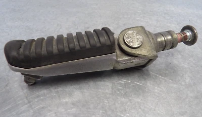 01-05 reposapiés delantero derecho Kawasaki ZRX1200 34028-0330 Foto 1 de 3