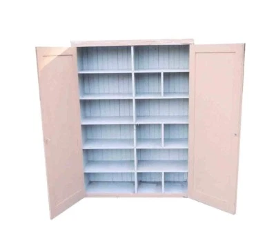 Armario de almacenamiento de despensa rústico antiguo de la década de 1880 Wainscot tablero de cuentas pino agujero cubby  Foto 1 de 4