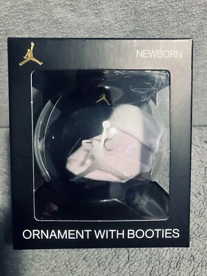 全新 Nike Air Jordan 粉色和白色 带银色 Jumpman 标志 0-6 个月 靴子 装饰 — 第 1/4 张图片