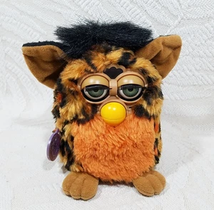 1999 LEOPARD FURBY ORANGE BELLY, BROWN EARS TIGER ELECTRONICS *TESTED & WORKS* - Bild 1 von 18
