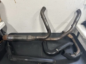 HARLEY DAVIDSON OEM STOCK ROADGLIDE ST CABEZAL MONTAJE TUBO MEDIO 2022 TOURING  - Imagen 1 de 5