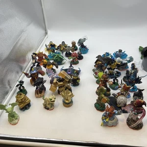 Skylanders lotto misto di 45 figurine Spyro, Giganti, Veicoli, alcune danneggiate - Foto 1 di 21