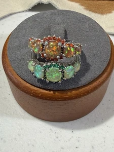 Coloridos Anillos Aspecto “Opal”, Juego de 2 Anillos de Disfraz Tono Plata Talla 9 Rojo y Verde - Imagen 1 de 8