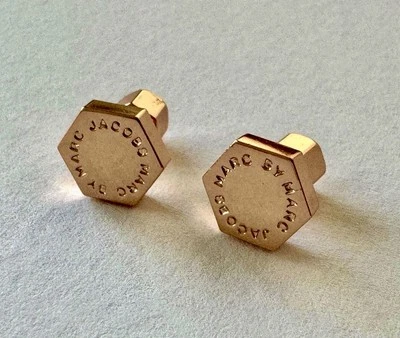 Pendientes Marc by Marc Jacobs Bolt. ¡Nuevo! Color oro rosa. Foto 1 de 4