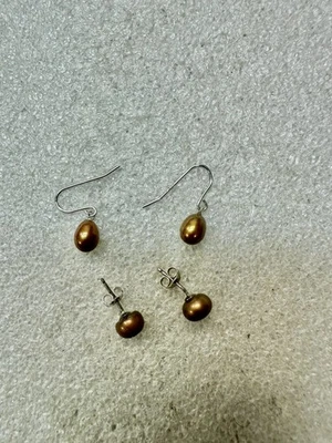 2 pares de aretes de perlas de chocolate genuino de .925 de ley  Foto 1 de 3