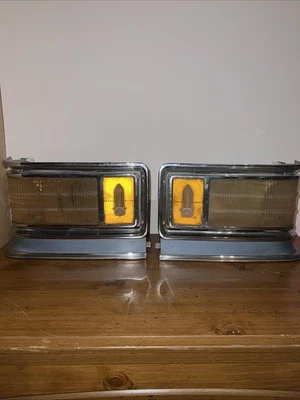 76-77 CADILLAC DEVILLE FLEETWOOD OEM PAIR DRIVER CORNER TURN SIGNAL LIGHT LAMP - Image 1 of 4