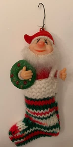 Vintage Weihnachtsmann Elfe Ornament in einem Strickstrumpf hält einen Kranz 6" hoch - Bild 1 von 6