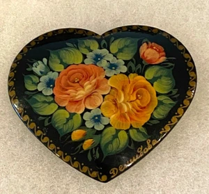 Russischer Lack Herz Pin mit rosa und gelben Rosen - 2 cm lang Neu aus altem Lagerbestand - Bild 1 von 7