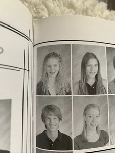 "Planos" de la actriz Rachel Brosnahan Anuario Highland Park High School 2006 - Imagen 1 de 7