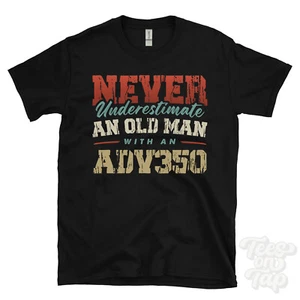 UNTERSCHÄTZE NIEMALS EINEN ALTEN MANN MIT ADV350 LUSTIGES T-SHIRT IDEALES GESCHENK - Bild 1 von 2