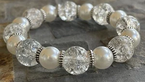 Pulsera elástica de perlas y cristal con cuentas de vidrio reciclado hecha artesanalmente para boda - Imagen 1 de 4