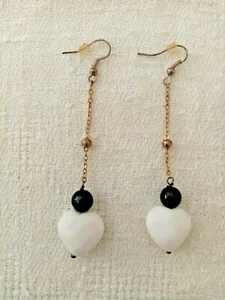 Orecchini lunghi Ottone pietra dura onice cuore bianco e perla nera cm. 8 - Foto 1 di 2
