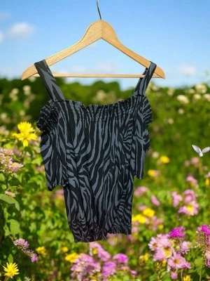 Top sin hombros con estampado de cebra Amy Byer para niñas - talla mediana Foto 1 de 4