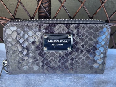 Cartera para mujer MICHAEL KORS piel de serpiente de cuero con cremallera alrededor negra/gris Foto 1 de 4