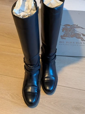 Burberry Boots - Womens Size 8 -Italian-made - Image 1 of 4