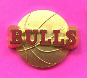 1997 CHICAGO BULLS PIN GOLD BASKETBALL WITH BULLS IN RED PIN PETER DAVID PIN - Picture 1 of 1