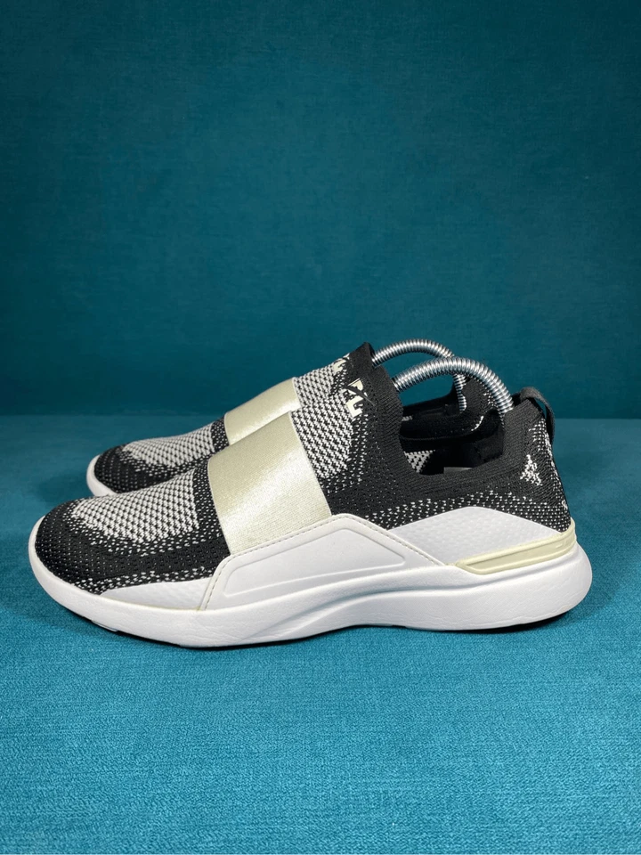 Size 9.5 - Women’s APL Techloom bliss black and white shoes Foto 1 de 4