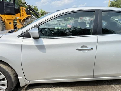 Nissan Sentra 2013-2019 puerta delantera izquierda del lado del conductor plateada Foto 1 de 4