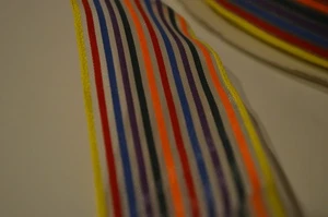 Cinta Premium con Cable 25 Yardas 1-5/8" Ancho, Rayas Arco Iris Multicolor Artesanía - Imagen 1 de 5