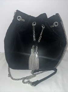 Bandolera de terciopelo negro con cadena plateada de White House Blac - Imagen 1 de 9