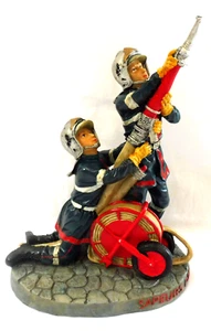 Sapeurs pompiers - STATUETTE POMPIERS AVEC DEVIDOIR 30 cm de hauteur N° 127 - Imagen 1 de 5
