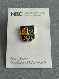 NUEVO NBC Peacock Network Colorido Logo Y Anillos Olímpicos Seúl 1988 De Colección Prendedor Solapa - Imagen 1 de 3