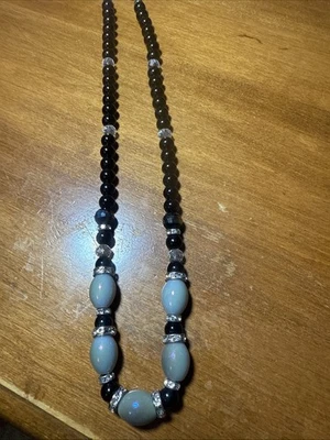 Collar Avon Grueso Cuentas Negro/Claro/Gris/Azul Cuentas con Cristales Foto 1 de 4