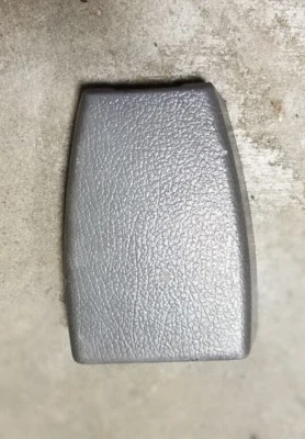 Отделочный чехол на петлю заднего сиденья 1990-1995 Toyota 4Runner серый 71629 89105 - Изображение 1 из 2