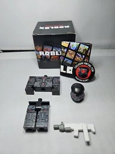 Figurina Roblox Serie 12 THE GRAND CROSSING: PHANTOM CON CASCO FANTASMA Codice - Foto 1 di 1