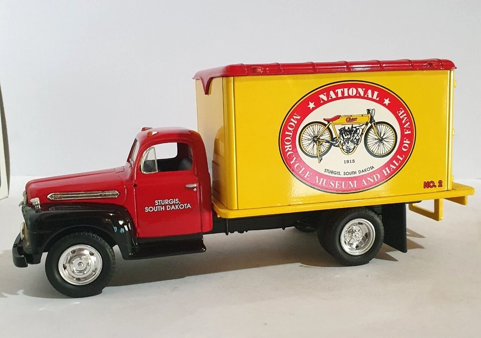 Ford F-6 1951 furgoneta de mercancías secas 1:34 primera marcha, librea del Museo Nacional de Motocicletas Foto 1 de 4