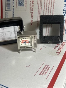 RARO PELÍCULA DE MIEDO 3 mini reloj de TV, peso de mesa de coleccionista NUEVO ANTIGUO STOC - Imagen 1 de 9