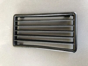 CUBIERTA DE VENTILACIÓN A LA PARRILLA CONSOLA CENTRAL MERCEDES BENZ W114 W115 1156870279 FABRICANTE DE EQUIPOS ORIGINALES 🙂 - Imagen 1 de 12
