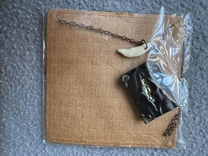 Geek Gear Zauberei Tom Riddle's Tagebuch Halskette Anhänger Horkrux Basilisk Fang Neu in Verpackung - Bild 1 von 3