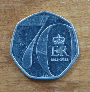 Queen Elizabeth II 50p - 70 Jahre Jubiläum - zirkuliert - 2022 - Bild 1 von 2