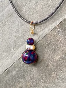 Collana in oro giallo 14 carati KYOKO™ 8mm/4mm con ciondolo opale di fuoco nero mezzanotte - Foto 1 di 3