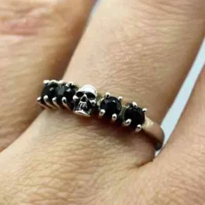 Anillo para mujer con calavera de diamante negro de corte redondo de 2 quilates enchapado en oro blanco de 14 k Foto 1 de 4