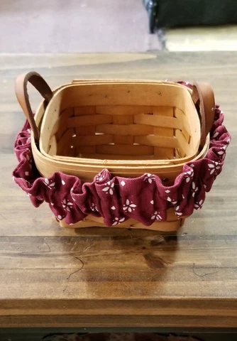 1999 SMALL SQUARE LONGABERGER BASKET WITH LEATHER HANDLES Cover