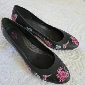 Crocs Dual Comfort Lina Women's Size 8 Black Floral Wedge Pump Close Toe Shoes - Picture 1 of 9