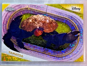 Tarjeta refractora de mini diamantes amarilla cromada Tamatoa 2025 Topps Disney-#18 Moana - Imagen 1 de 4