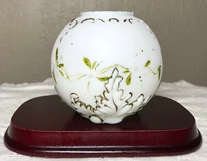 Antike viktorianische satinierte weiße Milchglas geprägt handbemalte runde Vase 4" - Bild 1 von 11
