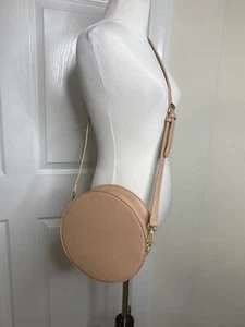 Cartera bandolera redonda de poliuretano rubor para mujer Anthropologie • mediana *NUEVA - Imagen 1 de 7
