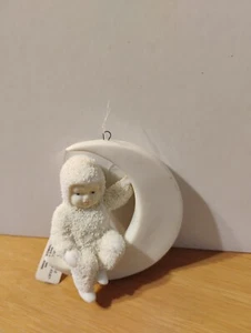 Abt. 56 Schneebabys "Mondstrahlen" Schneebaby sitzend auf Geschenkmond (OHNE KARTON) - Bild 1 von 1
