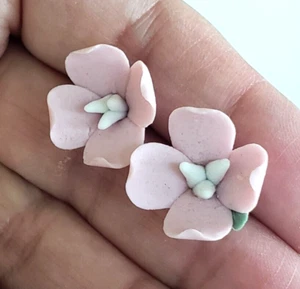 Pendientes perforados vintage de porcelana rosa flor rosa de 3/4" románticos - Imagen 1 de 10