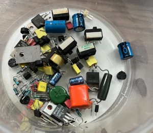 Konvolut verschiedene Vintage Elektronik Bauelemente Kondensatoren, Widerstände, Transistoren - Bild 1 von 7